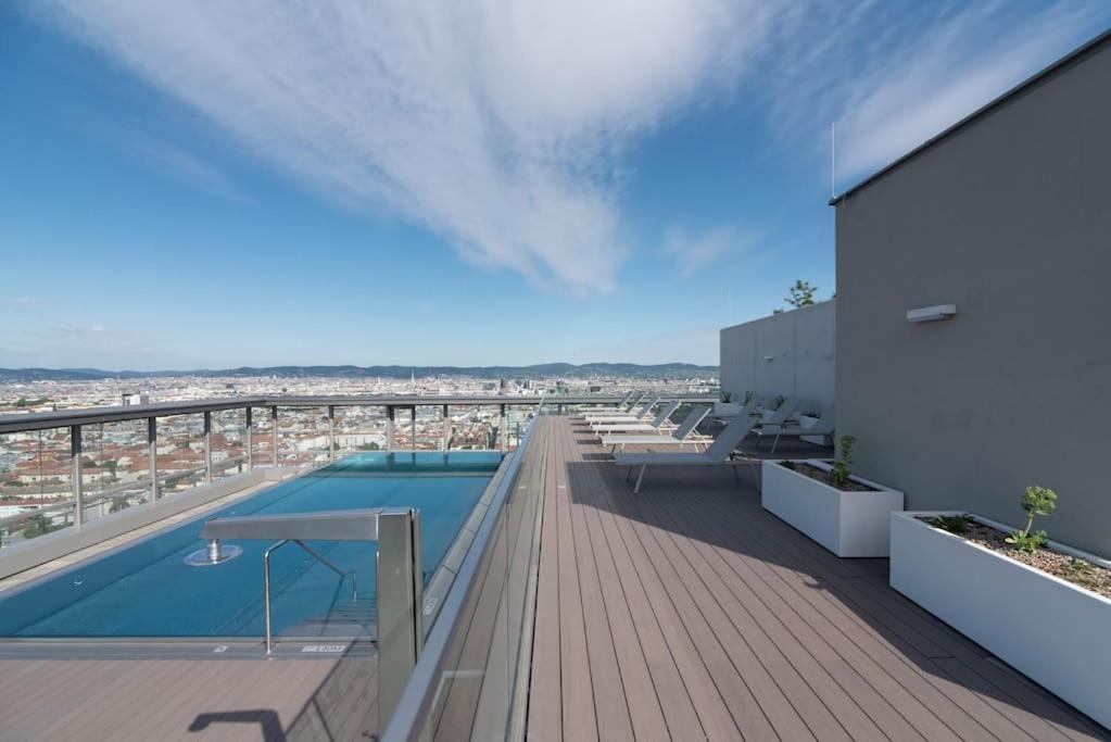 Hoch Hinaus, Neu Und Stilvoll Mit Pool Am Dach Apartment Vienna Exterior photo