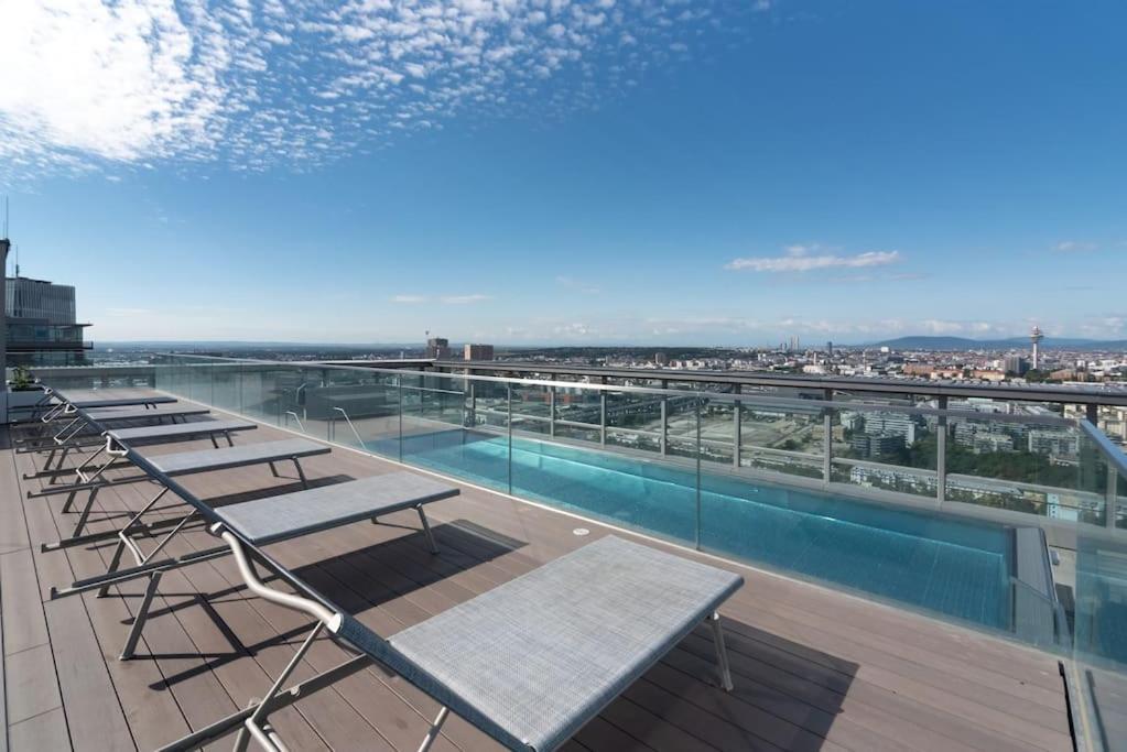 Hoch Hinaus, Neu Und Stilvoll Mit Pool Am Dach Apartment Vienna Exterior photo