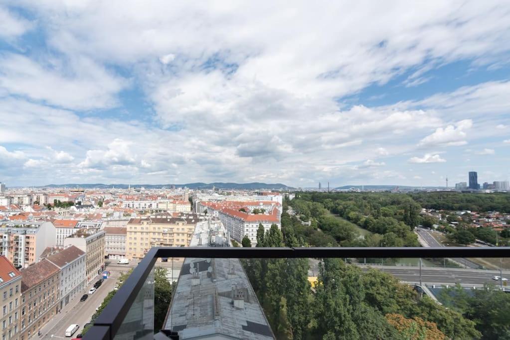 Hoch Hinaus, Neu Und Stilvoll Mit Pool Am Dach Apartment Vienna Exterior photo