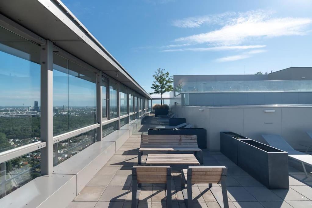 Hoch Hinaus, Neu Und Stilvoll Mit Pool Am Dach Apartment Vienna Exterior photo