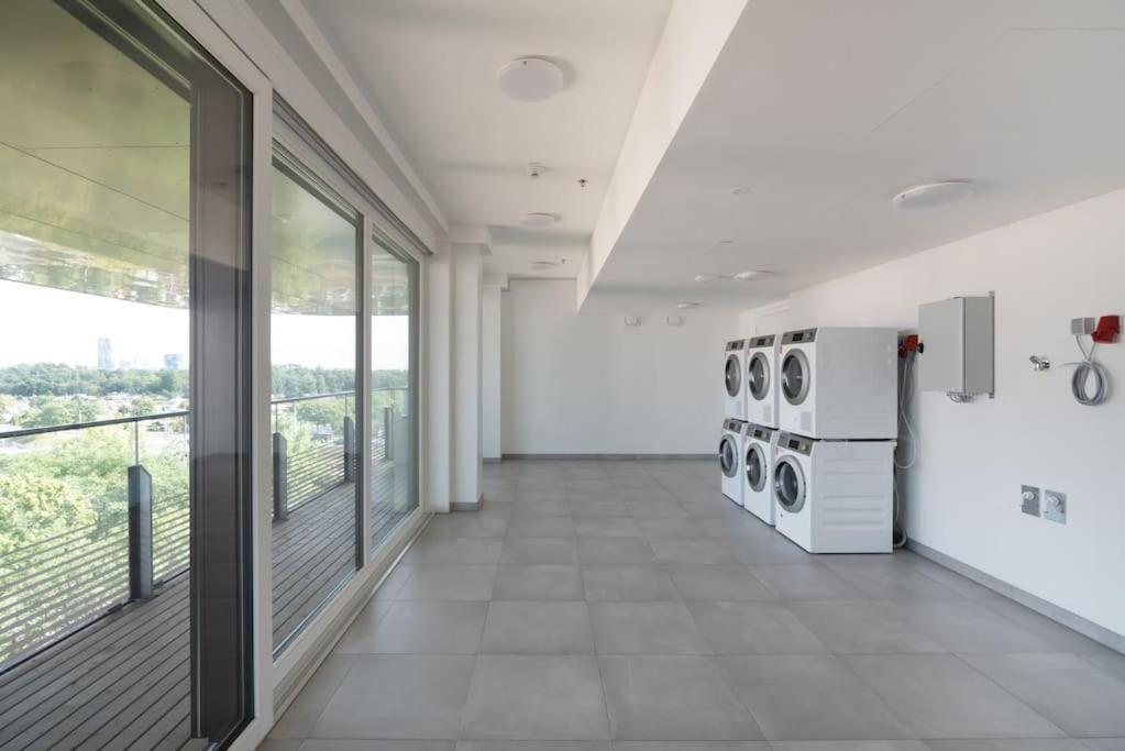Hoch Hinaus, Neu Und Stilvoll Mit Pool Am Dach Apartment Vienna Exterior photo